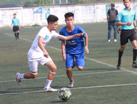 [ẢNH] Hai lần để THPT Chuyên Ngoại ngữ chọc thủng lưới, thủ môn trường Vân Tảo ôm mặt khóc