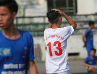 [ẢNH] Hai lần để THPT Chuyên Ngoại ngữ chọc thủng lưới, thủ môn trường Vân Tảo ôm mặt khóc