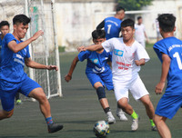 [ẢNH] Hai lần để THPT Chuyên Ngoại ngữ chọc thủng lưới, thủ môn trường Vân Tảo ôm mặt khóc