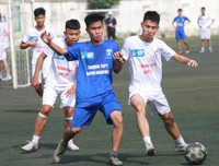 [ẢNH] Hai lần để THPT Chuyên Ngoại ngữ chọc thủng lưới, thủ môn trường Vân Tảo ôm mặt khóc