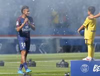 [Ảnh] Neymar ra mắt fans như ông hoàng, hoành tráng nhất lịch sử bóng đá Pháp