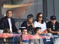 [Ảnh] Neymar ra mắt fans như ông hoàng, hoành tráng nhất lịch sử bóng đá Pháp