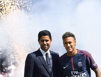 [Ảnh] Neymar ra mắt fans như ông hoàng, hoành tráng nhất lịch sử bóng đá Pháp