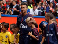 [Ảnh] Neymar ra mắt fans như ông hoàng, hoành tráng nhất lịch sử bóng đá Pháp