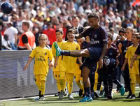 [Ảnh] Neymar ra mắt fans như ông hoàng, hoành tráng nhất lịch sử bóng đá Pháp