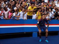 [Ảnh] Neymar ra mắt fans như ông hoàng, hoành tráng nhất lịch sử bóng đá Pháp