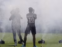 [Ảnh] Neymar ra mắt fans như ông hoàng, hoành tráng nhất lịch sử bóng đá Pháp