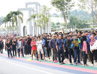 [ẢNH] Người Malaysia mang cả chăn, chiếu đi mua vé xem chung kết