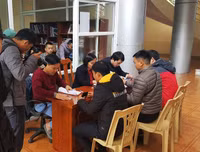 [ẢNH] Nhiều CĐV hớn hở nhận vé xem chung kết lượt về AFF Cup 2018