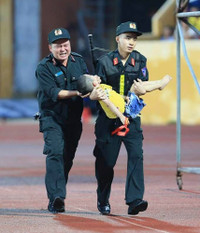 Chiến sĩ CSCĐ, trọng tài Ngô Duy Lân và những hành động cứu người kịp thời trên sân cỏ Việt Nam