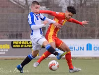 [ẢNH] Văn Hậu tả xung hữu đột giữa những đối thủ cao to ở Hà Lan