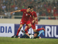 [ẢNH] Việt Nam đại thắng Thái Lan, Thủ tướng Nguyễn Xuân Phúc vui mừng với HLV Park