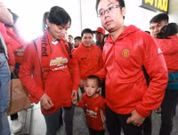 Chùm ảnh Giggs và Scholes đến Hà Nội trong sự chào đón nồng nhiệt của fan M.U