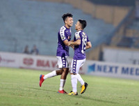 [ẢNH] CĐV Hà Nội làm gì khi không được vào sân Hàng Đẫy xem bóng đá?