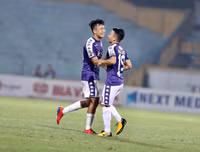 [ẢNH] CĐV Hà Nội làm gì khi không được vào sân Hàng Đẫy xem bóng đá?