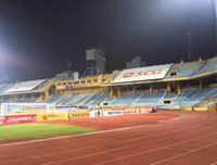 [ẢNH] CĐV Hà Nội làm gì khi không được vào sân Hàng Đẫy xem bóng đá?