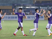 [ẢNH] CĐV Hà Nội làm gì khi không được vào sân Hàng Đẫy xem bóng đá?