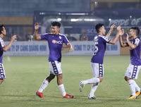 [ẢNH] CĐV Hà Nội làm gì khi không được vào sân Hàng Đẫy xem bóng đá?