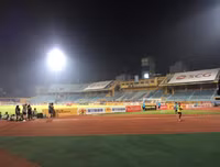 [ẢNH] CĐV Hà Nội làm gì khi không được vào sân Hàng Đẫy xem bóng đá?