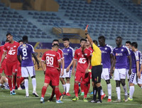 [ẢNH] CĐV Hà Nội làm gì khi không được vào sân Hàng Đẫy xem bóng đá?