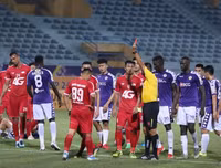 [ẢNH] CĐV Hà Nội làm gì khi không được vào sân Hàng Đẫy xem bóng đá?