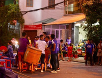 [ẢNH] CĐV Hà Nội làm gì khi không được vào sân Hàng Đẫy xem bóng đá?