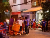 [ẢNH] CĐV Hà Nội làm gì khi không được vào sân Hàng Đẫy xem bóng đá?