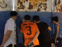 [ẢNH] CĐV Hà Nội làm gì khi không được vào sân Hàng Đẫy xem bóng đá?