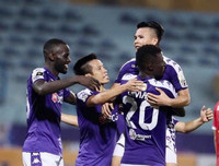 [ẢNH] CĐV Hà Nội làm gì khi không được vào sân Hàng Đẫy xem bóng đá?