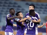 [ẢNH] CĐV Hà Nội làm gì khi không được vào sân Hàng Đẫy xem bóng đá?