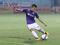 [ẢNH] CĐV Hà Nội làm gì khi không được vào sân Hàng Đẫy xem bóng đá?