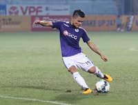 [ẢNH] CĐV Hà Nội làm gì khi không được vào sân Hàng Đẫy xem bóng đá?