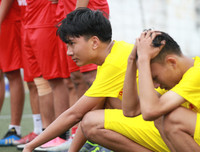 [ẢNH] 6 thắng 7 trên chấm luân lưu, cầu thủ trường Lý Thánh Tông khóc nức nở