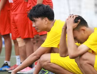 [ẢNH] 6 thắng 7 trên chấm luân lưu, cầu thủ trường Lý Thánh Tông khóc nức nở