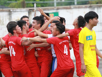 [ẢNH] 6 thắng 7 trên chấm luân lưu, cầu thủ trường Lý Thánh Tông khóc nức nở