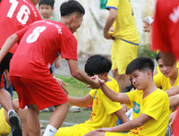 [ẢNH] 6 thắng 7 trên chấm luân lưu, cầu thủ trường Lý Thánh Tông khóc nức nở