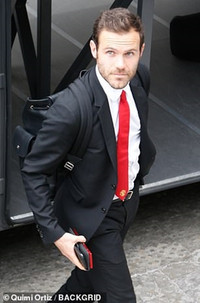 [ẢNH] Sir Alex bất chấp tuổi già, sang Nou Camp 