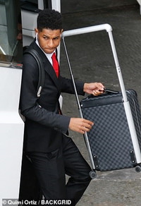 [ẢNH] Sir Alex bất chấp tuổi già, sang Nou Camp 