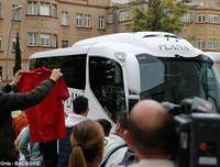 [ẢNH] Sir Alex bất chấp tuổi già, sang Nou Camp 