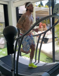 [ẢNH] Muôn cách giải khuây của sao bóng đá khi ở nhà tránh dịch