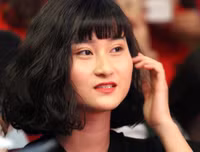 [ẢNH] Tiền vệ Huy Hùng nắm chặt tay bạn gái khi đi nhận thưởng 1 tỷ đồng