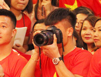 Quang Hải mượn máy ảnh chụp hình nữ MC xinh đẹp tại lễ nhận thưởng