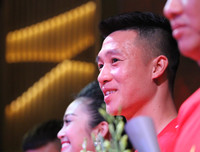 [ẢNH] Tiền vệ Huy Hùng nắm chặt tay bạn gái khi đi nhận thưởng 1 tỷ đồng