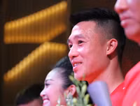 [ẢNH] Tiền vệ Huy Hùng nắm chặt tay bạn gái khi đi nhận thưởng 1 tỷ đồng