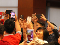 Quang Hải mượn máy ảnh chụp hình nữ MC xinh đẹp tại lễ nhận thưởng