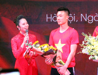 [ẢNH] Tiền vệ Huy Hùng nắm chặt tay bạn gái khi đi nhận thưởng 1 tỷ đồng