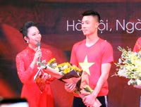 [ẢNH] Tiền vệ Huy Hùng nắm chặt tay bạn gái khi đi nhận thưởng 1 tỷ đồng