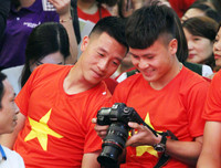 Quang Hải mượn máy ảnh chụp hình nữ MC xinh đẹp tại lễ nhận thưởng