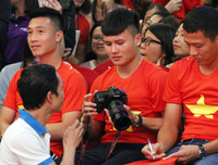 Quang Hải mượn máy ảnh chụp hình nữ MC xinh đẹp tại lễ nhận thưởng