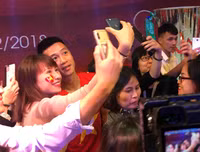 [ẢNH] Tiền vệ Huy Hùng nắm chặt tay bạn gái khi đi nhận thưởng 1 tỷ đồng